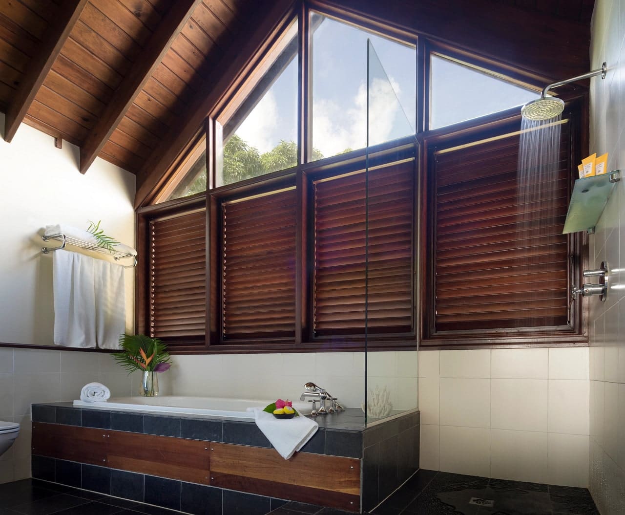 Zoetry-Marigot-Bay-Penthouse-Suite-BATH-min